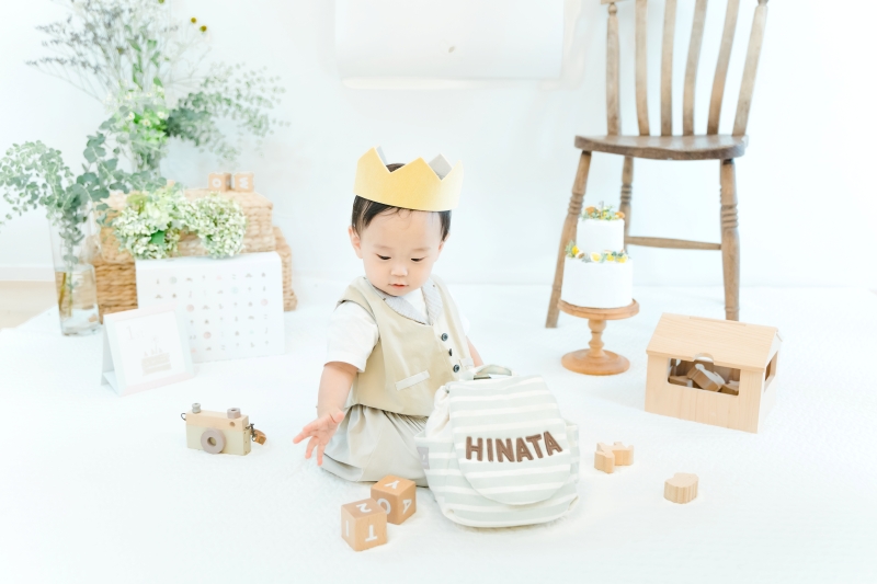 孫の誕生日を準備する祖父母