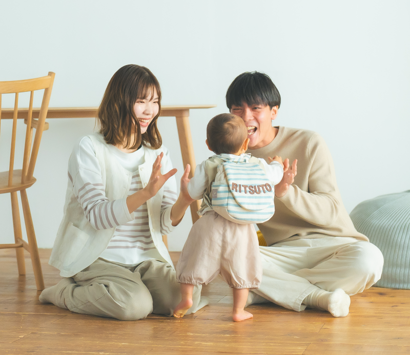 一升餅リュックで1歳のお祝いをする家族の様子